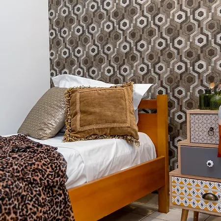 Laurel Heights خانيا